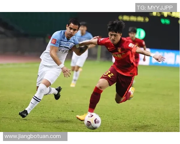 赛后分析：成都足球队与西安足球队的团队协作与战术执行探讨